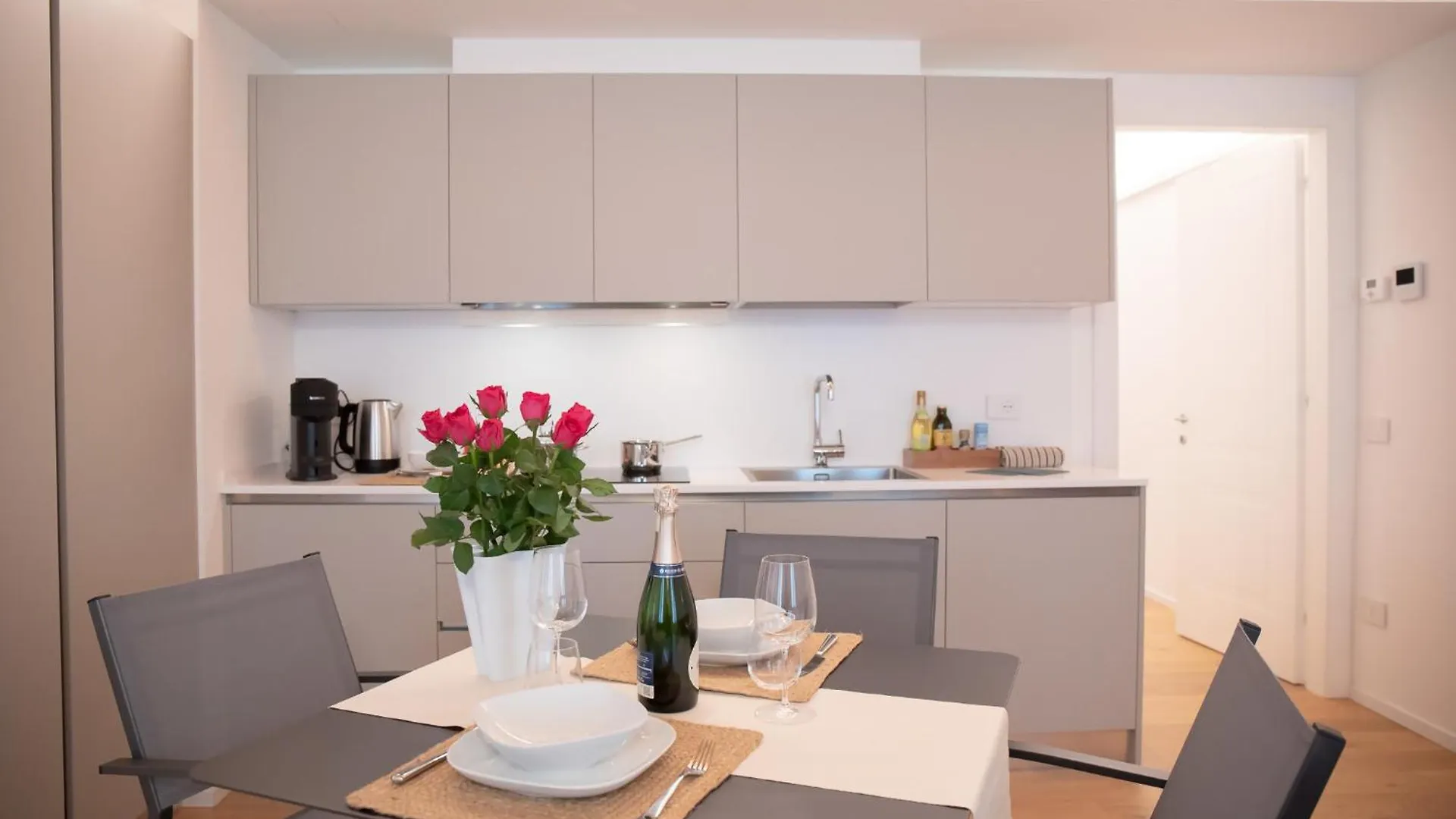 Romantic White Apartment - 5 Minutes From The Lake Комо Италия