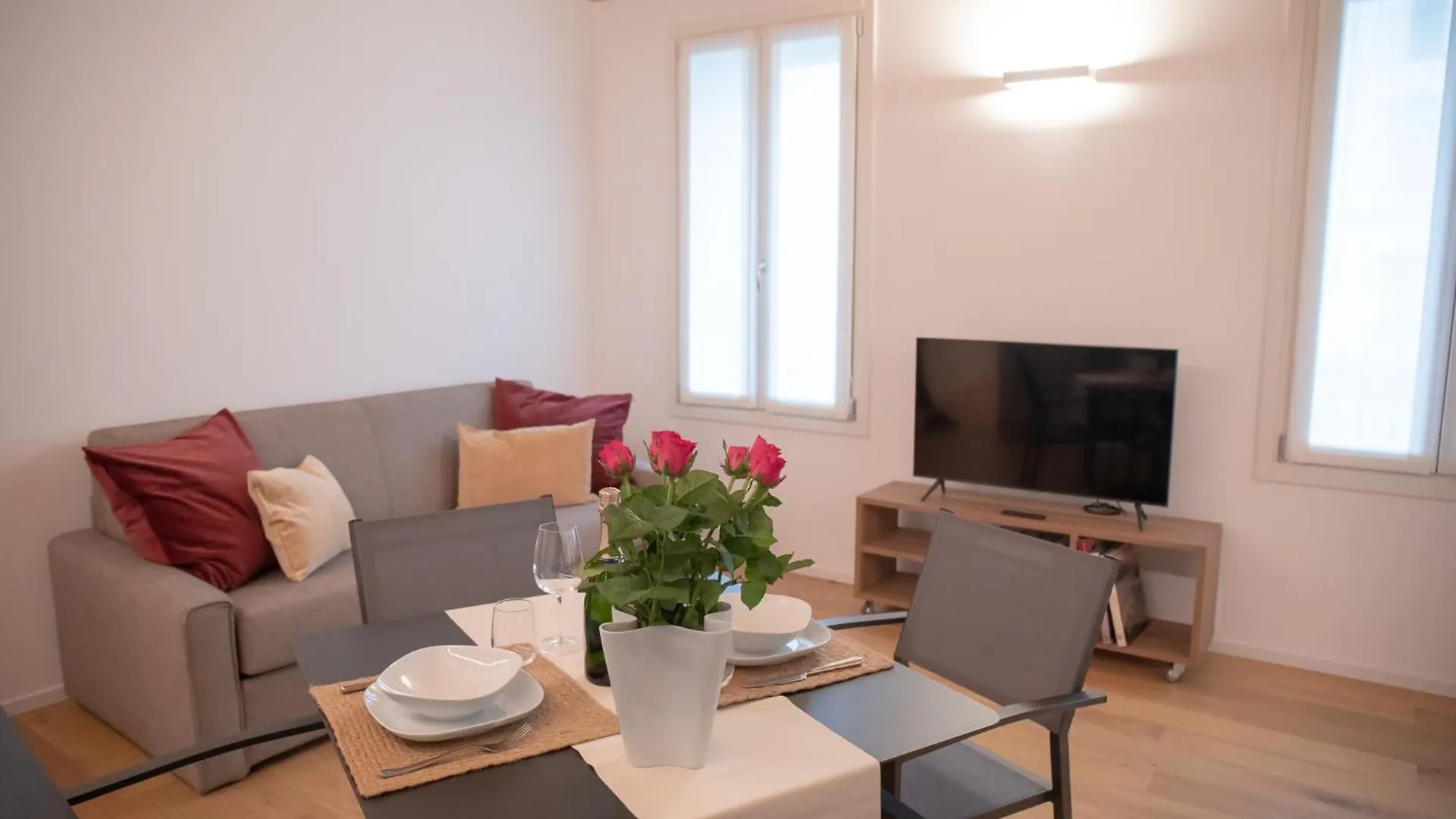 Romantic White Apartment - 5 Minutes From The Lake Комо