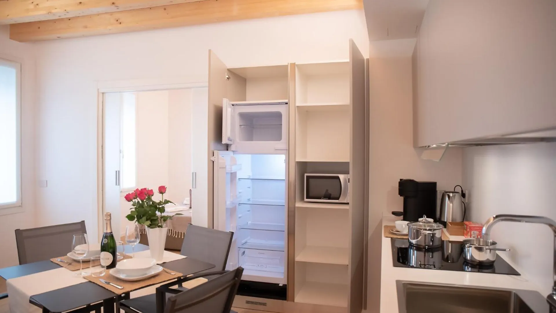 Romantic White Apartment - 5 Minutes From The Lake Комо Италия