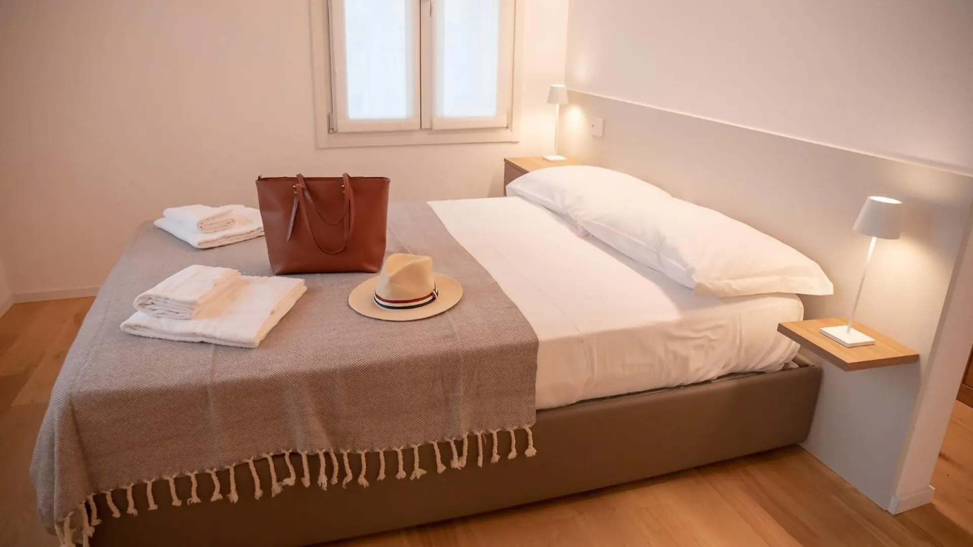 Romantic White Apartment - 5 Minutes From The Lake Комо